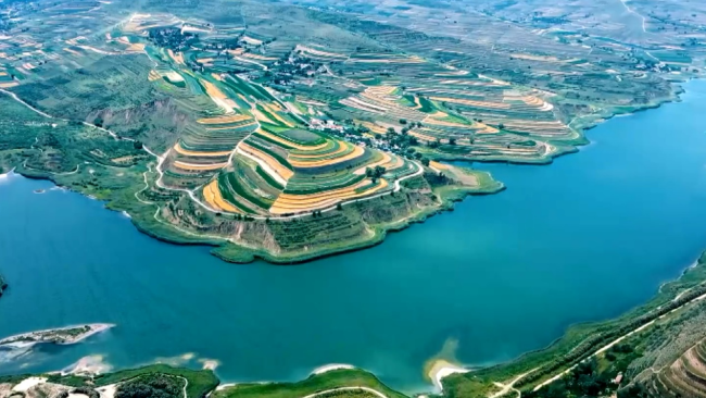 宁夏大漠边缘，夕阳下的宁静画卷